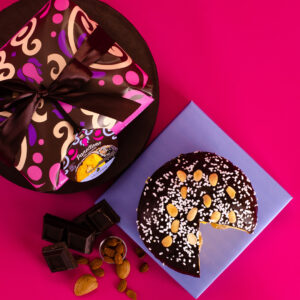 Panettone ricoperto di cioccolato fondente e mandorle farcito con crema di mandorle - immagine 2