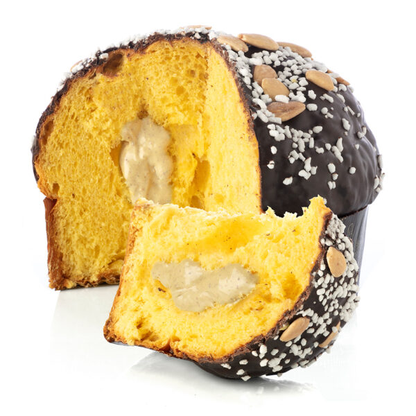 Panettone ricoperto di cioccolato fondente e mandorle farcito con crema di mandorle