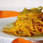 Pasta con crema di zucca, speck e pistacchi