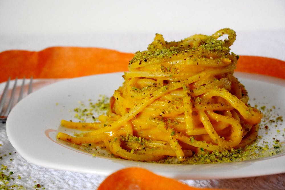 Pasta con crema di zucca, speck e pistacchi