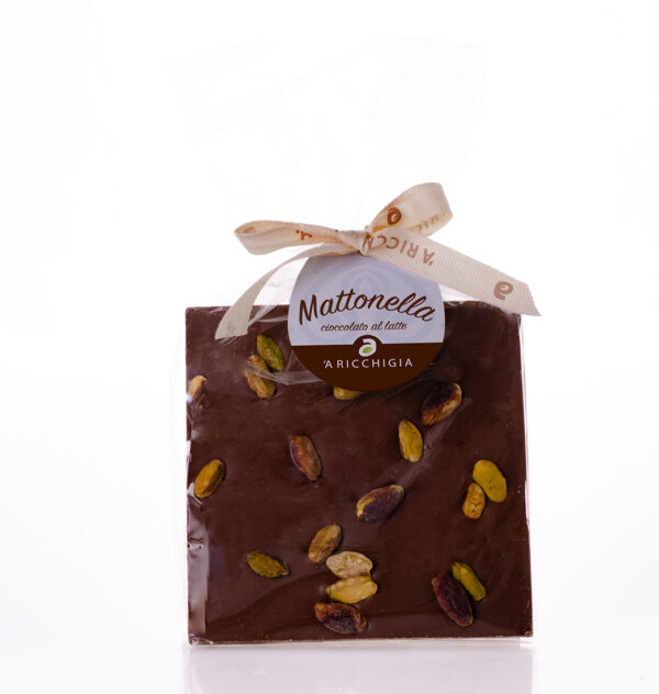 Mattonella di cioccolato al latte con chicchi di pistacchio