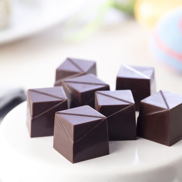 Quadrò al cioccolato fondente ripieni di crema al pistacchio
