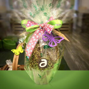 Uovo di Pasqua al cioccolato al pistacchio ricoperto di granella di pistacchio - immagine 2