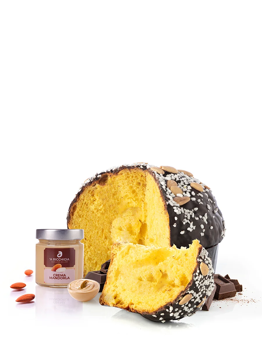 Panettone ricoperto cioccolato fondente e granella di mandorle con crema mandorla