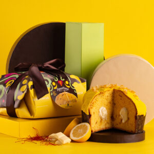Panettone al limone e zafferano farcito con crema al limone ricoperto con cioccolato al limone - immagine 3