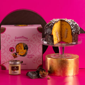 Panettone ricoperto di cioccolato fondente e granella di mandorle con vaso di crema alle mandorle - immagine 2