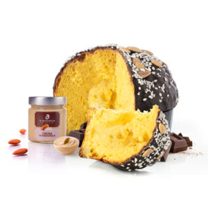 Panettone ricoperto di cioccolato fondente e granella di mandorle con vaso di crema alle mandorle